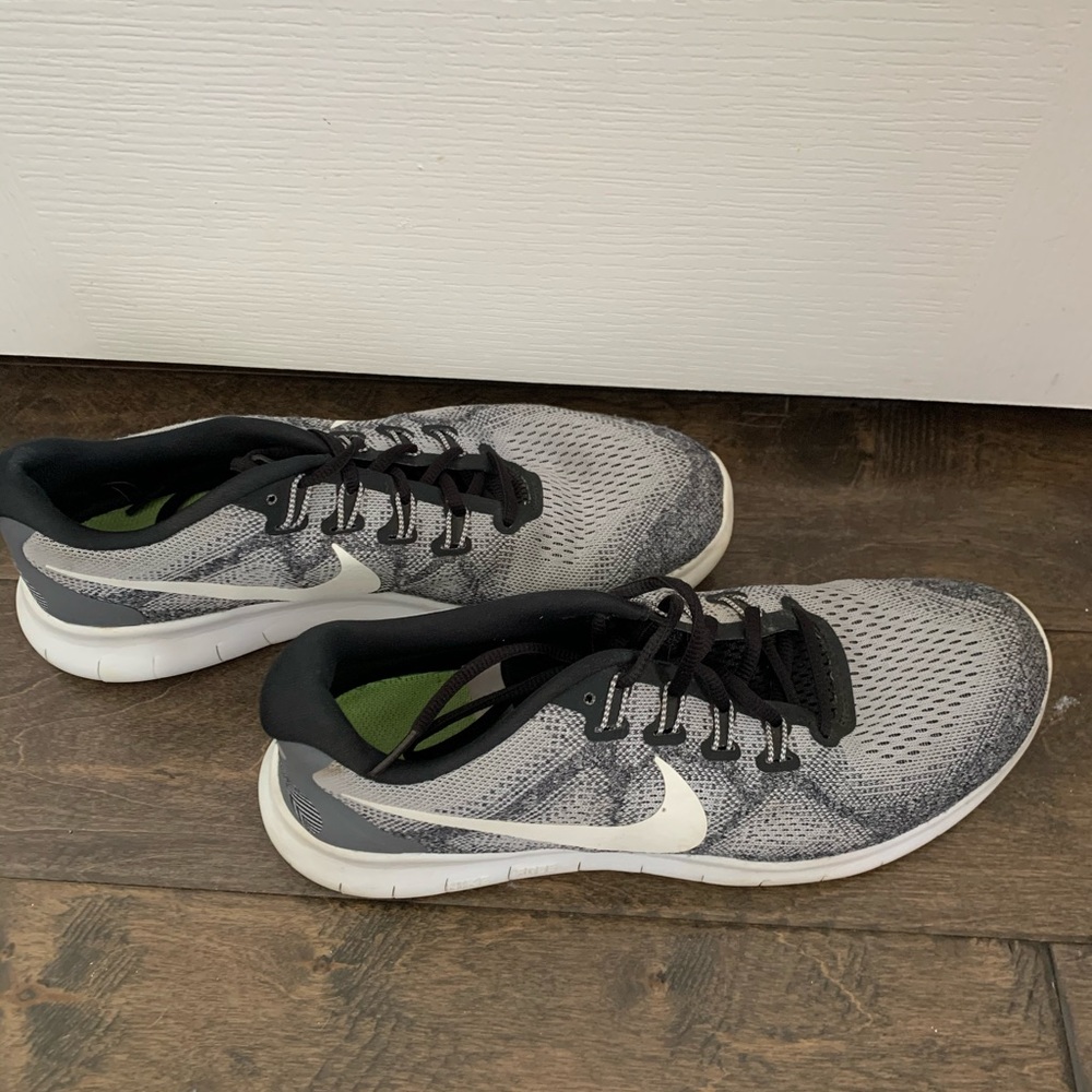Women’s Nike tennis shoes 11